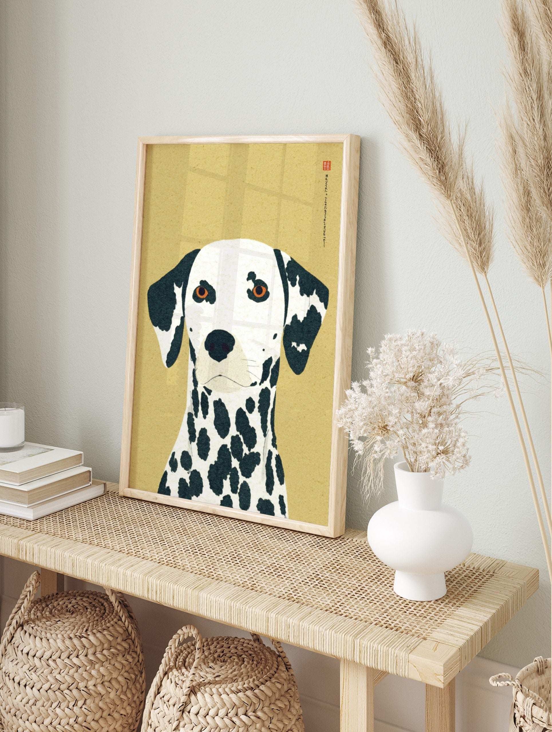 Illustrative Dalmatian dog portrait art print with black spots, amber eyes, and Japanese text, in an alternate framed mockup