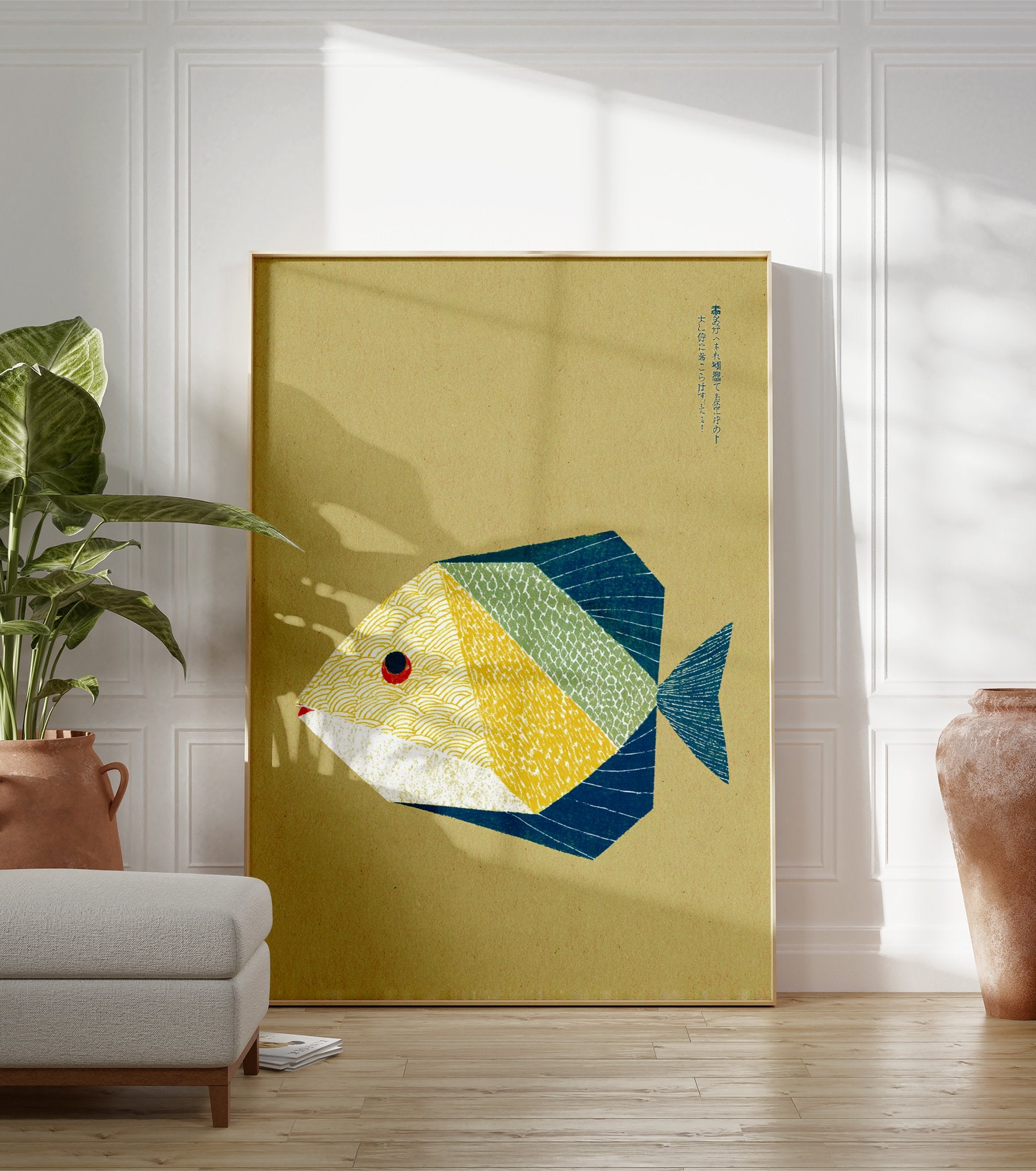 Geometric fish wall art print with yellow, green, and blue segments on a brown background, featuring Japanese text. - Image 3